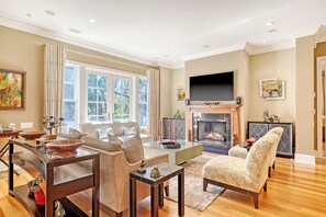 Smart TV, chimenea, libros y oficina 