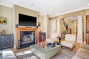 Smart-tv, eldstad, böcker och kontor