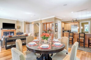 Dining - Modern, triple master, quiet (Kiawah Island)