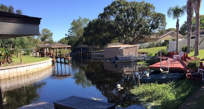 Resort Like Private Pool Waterfront Retreat 4/2 Home in Orlando Weekly discounts