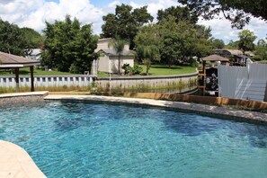 Una piscina al aire libre