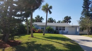 A single-story house with a front yard, a garage, and a driveway. - Beautiful Beach House 🏖 Few steps from the beach 👣 (Ormond Beach)