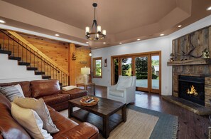 Smart TV, chimenea, reproductor de DVD y futbolito 