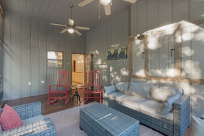 Smart TV, fireplace, DVD player, foosball - Moonlight Retreat - Blue Ridge, Ga. (Blue Ridge)