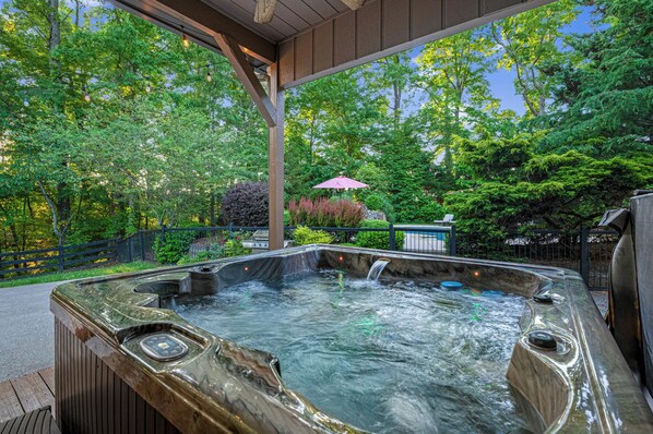 Outdoor spa tub - Moonlight Retreat - Blue Ridge, Ga. (Blue Ridge)