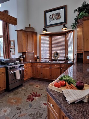 Kjøleskap, mikrobølgeovn, kaffetrakter/tekoker og brødrister