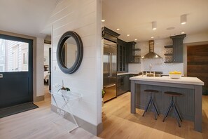 Fridge, microwave, oven, stovetop - Luxurious Harbor View “Cindy” Cottage. Walk & Bike To Everything! (Nantucket)