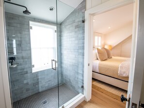 1 chambre, coffre-fort, fer et planche à repasser