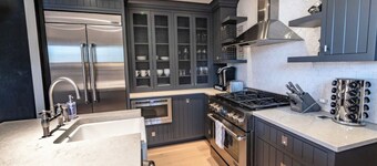 Luxurious Harbor View “Cindy” Cottage. Walk & Bike To Everything!