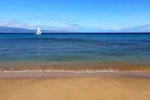 En la playa, camastros y toallas de playa