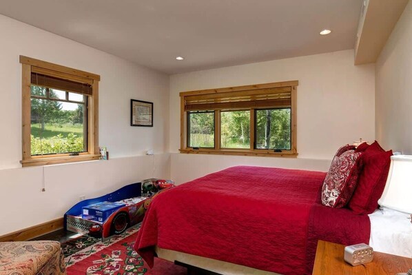 4 bedrooms, iron/ironing board, free WiFi, bed sheets