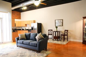 Televisión, reproductor de DVD, libros y biblioteca musical 