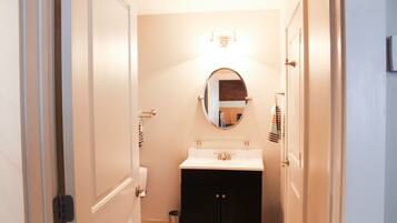 Haartrockner, Handtücher, Seife, Shampoo