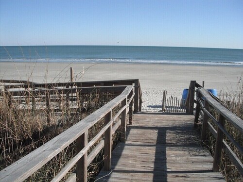 Close to beach 5 bedrooms, two golf carts,3 bathrooms, linens  cleaning included