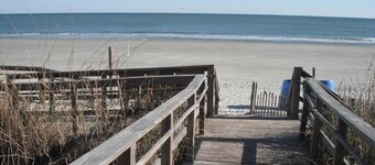 Close to beach 5 bedrooms, two golf carts,3 bathrooms, linens  cleaning included