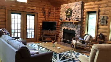 Älytelevisio, takka, DVD-soitin, videokirjasto