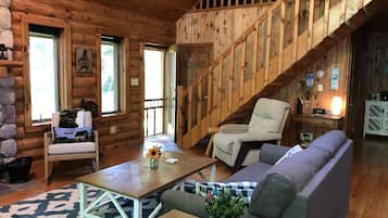 Älytelevisio, takka, DVD-soitin, videokirjasto