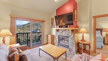 Platt-tv, eldstad, dvd-spelare och ett filmbibliotek