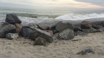 Perto da praia, espreguiçadeiras
