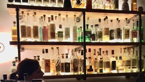 A bar area with shelves of liquor bottles and glasses. - GREAT LOCATION Private,Spacious+AC -2blk to Town/River/Beach+SPA+Tennis+Kid Park (guerneville)
