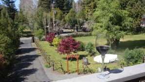 A garden with a wine glass on a balcony railing, a pathway, and various trees and shrubs. - GREAT LOCATION Private,Spacious+AC -2blk to Town/River/Beach+SPA+Tennis+Kid Park (guerneville)
