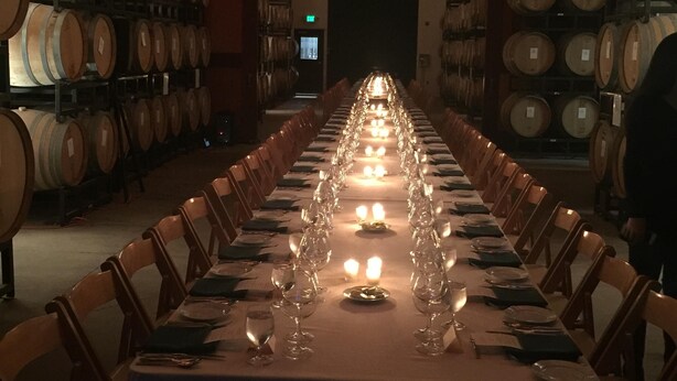 A long table set for a meal in a room with wooden barrels on shelves. - GREAT LOCATION Private,Spacious+AC -2blk to Town/River/Beach+SPA+Tennis+Kid Park (guerneville)