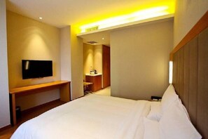 Comfort studio, 1 slaapkamer | Een bureau, verduisterende gordijnen, een strijkplank/strijkijzer