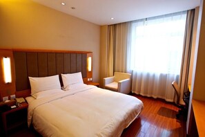 Comfort studio, 1 slaapkamer | Een bureau, verduisterende gordijnen, een strijkplank/strijkijzer