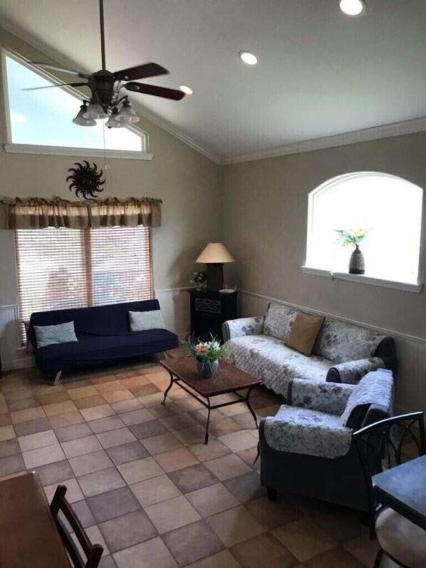 Een smart-tv, een open haard, een dvd-speler en boeken