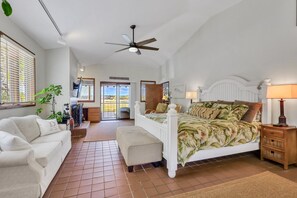 3 bedrooms, desk, iron/ironing board, travel crib - Deep water dock in Darien, GA, w/screened in porch, fishing, kayaks, & bikes (Darien)