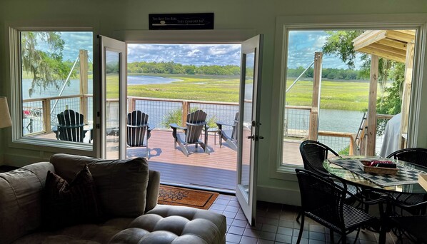 Smart TV, fireplace, DVD player, foosball - Deep water dock in Darien, GA, w/screened in porch, fishing, kayaks, & bikes (Darien)