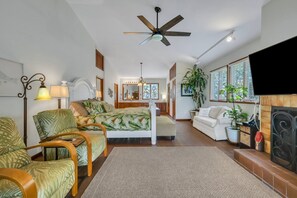 Smart TV, fireplace, DVD player, foosball - Deep water dock in Darien, GA, w/screened in porch, fishing, kayaks, & bikes (Darien)