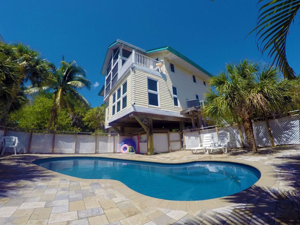 Private Pool Home Spectacular Sunsets Steps from the Beaches & StarLink Internet