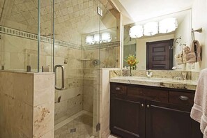 Ensemble baignoire-douche, séchoir à cheveux, shampooing