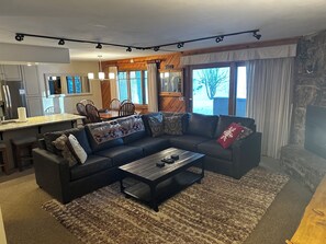 Smart TV, fireplace, Netflix, DVD player - Lovely Phoenix 2bd. walk to base or take shuttle, pool/hot tub, garage,  ++ (Steamboat Springs)