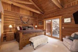 2 bedrooms, desk, WiFi