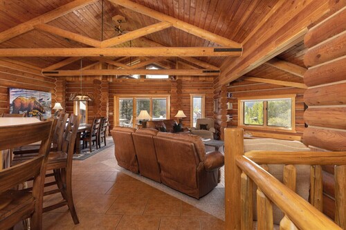 Last Minute Special! Cozy Log Cabin, Views, Hottub