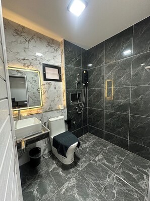 Kahden hengen standard-huone | Kylpyhuone | Suihku, ilmaiset hygieniatuotteet, pyyhkeet