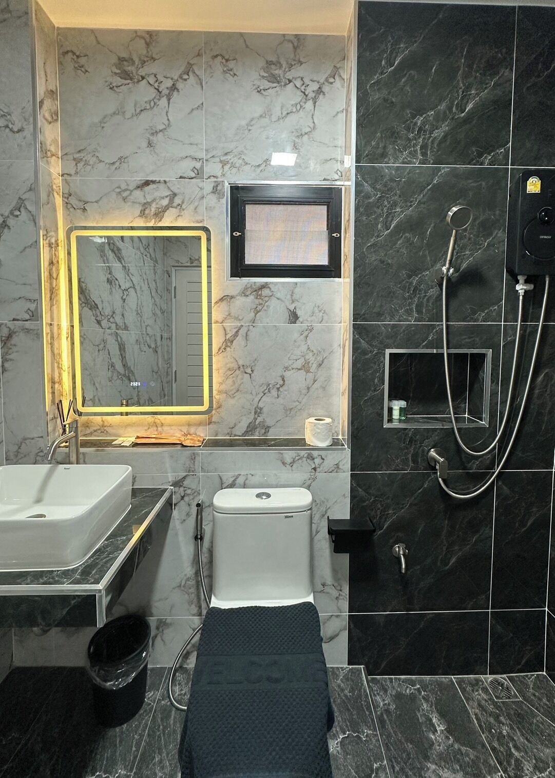 Habitación estándar doble | Baño | Ducha, artículos de higiene personal gratuitos y toallas