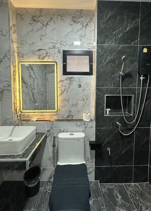 スタンダード ダブルルーム | バスルーム | シャワー、バスアメニティ (無料)、タオル