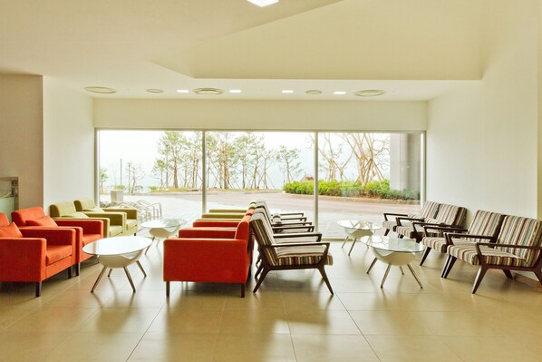 Lobby sitting area - Mungyeong Saejae Resort (Mungyeong)
