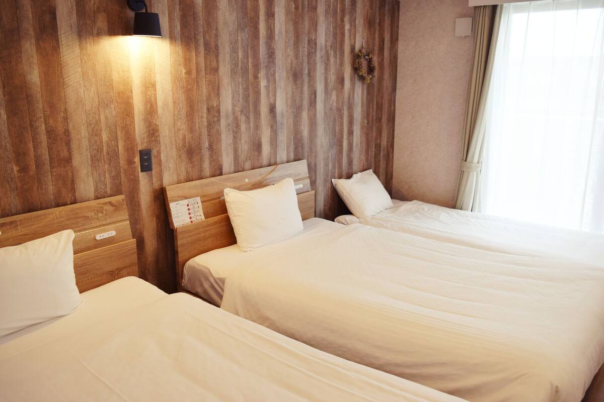 Triple Room | Desk, laptop workspace, blackout drapes, WiFi (free)