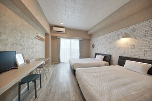 Desk, laptop workspace, blackout curtains, free WiFi - Hotel 385 (Miyakojima)