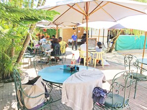Breakfast, lunch and dinner served