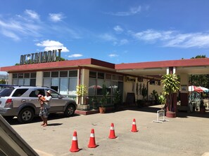 A building with a sign reading "RESTAURANT" and "Pizzeria".