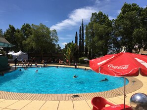 Una piscina al aire libre de temporada (de 06:00 a 17:00), sombrillas