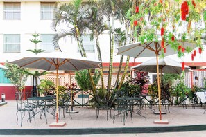 S'hi serveixen esmorzars, dinars, sopars i plats de cuina internacional