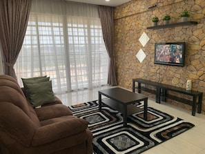 Departamento, 3 habitaciones | Área de sala de estar | Televisión de pantalla plana