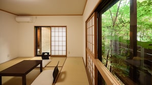 Japanese Style Room for 3 People, Private Bathroom (SAKURA) | WiFi (free), individually decorated, individually furnished, bed sheets - Yufuin Iyotomi (Yufu)
