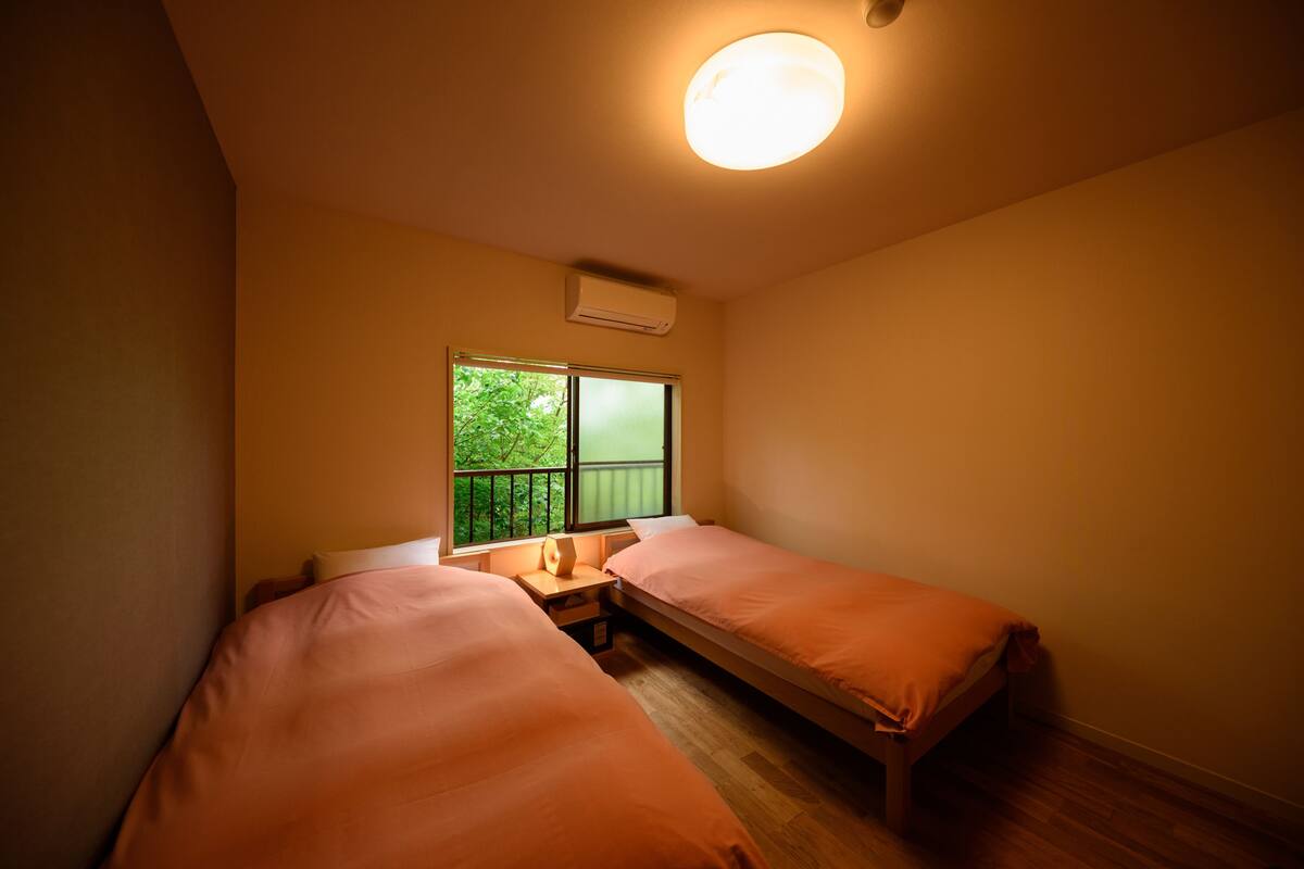 Twin Room, Shared Bathroom | WiFi (free), individually decorated, individually furnished, bed sheets